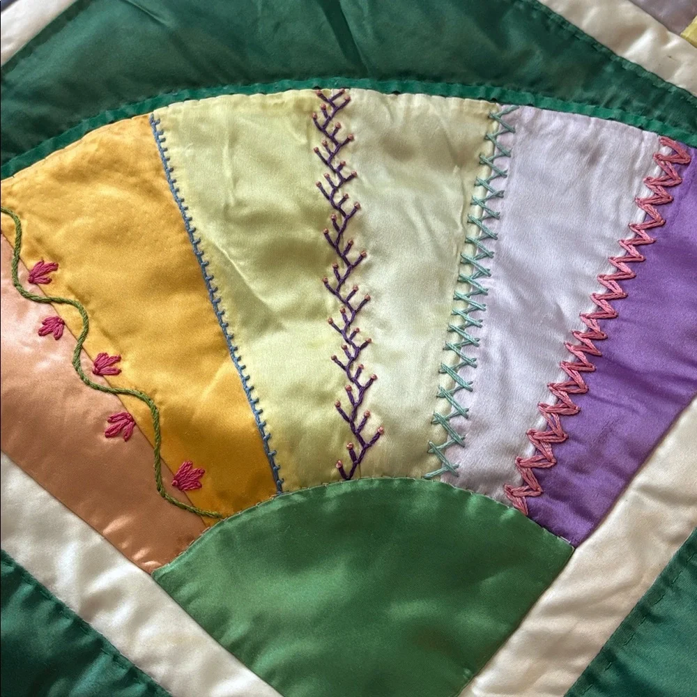 🤩 Vintage Grandmother Queen SZ Satin Embroidered Fan Patchwork Handmade Quilt